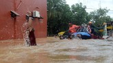 Tim relawan mengevakuasi warga yang terjebak banjir di Perumahan Bung Permai, Makassar, Sulawesi Selatan, Rabu (23/1/2019). Ketinggian banjir di kawasan tersebut mencapai satu meter akibat meluapnya Sungai Tello. ANTARA FOTO/Sahrul Manda Tikupadang/foc.