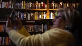 Livraria Lello dibuka pertama kali pada 1906, didesain oleh arsitek Xavier Esteves. Menggunakan gaya neo-gothic, dengan sentuhan nouveau. (Photo by MIGUEL RIOPA / AFP)
