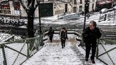 Kanal Saint-Martin mulai membeku seiring turunnya salju di Paris, Prancis. (Photo by Christophe ARCHAMBAULT / AFP)