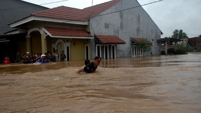 Tanggul Jebol, Satu Orang Tewas Tertimpa Reruntuhan Rumah