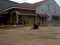 Tanggul Jebol, Satu Orang Tewas Tertimpa Reruntuhan Rumah