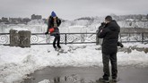 Namun hal ini juga menyebabkan banyak orang berkunjung ke Air Terjun Niagara untuk mengabadikan momen langka itu. (REUTERS/Moe Doiron)
