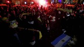Ratusan fan Nantes berkumpul untuk berdoa demi keselamatan Sala, pemain yang sudah membela klub berjuluk Les Canaris sejak 2015. (REUTERS/Stephane Mahe)