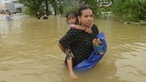 Air yang datang tiba-tiba membuat warga Makassar tak sempat menyelamatkan harta benda mereka. Kondisi paling parah terjadi di Perumahan Antang Makassar di mana yang terlihat hanya atap rumah warga. (ANTARA FOTO/Sahrul Manda Tikupadang/aww)
