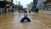 Sejumlah kecamatan di Kabupaten Gowa dilaporkan sempat terisolasi karena jalan putus akibat banjir. Saat ini tim gabungan sudah bisa menembus wilayah tersebut. (ANTARA FOTO/Sahrul Manda Tikupadang/foc)