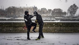 FOTO: Paris Diguyur Salju