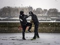 FOTO: Paris Diguyur Salju
