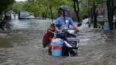 Makassar menjadi wilayah yang paling parah terdampak. Sejumlah rumah terendam hingga atap hingga membuat warga mengungsi..(ANTARA FOTO/Sahrul Manda Tikupadang/ama)