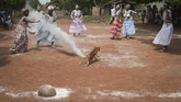 Mereka dilatih untuk mendalami berbagai pengetahuan tradisional, termasuk sifat tanaman obat sampai teknik resolusi konflik. (SIA KAMBOU / AFP)