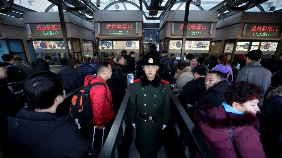 Passengers enter Beijing Railway Station for their trains as the annual Spring Festival travel rush begins ahead of the Chinese Lunar New Year, in Beijing, China January 21, 2019. REUTERS/Jason Lee