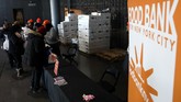 Sebagian dari PNS AS rela menempuh perjalanan jauh untuk mendapatkan makanan gratis. (REUTERS/Brendan McDermid)