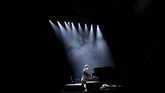 Setelah 50 tahun berpindah panggung dan menjalani banyak sekali tur, musisi Sir Elton John memutuskan kini masanya ia beristirahat. (REUTERS/Mario Anzuoni)