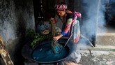 Dia diperkenalkan dengan koperasi ini melalui seorang ibu di kawasannya. di mana dia telah mendapatkan reputasi sebagai penyulam yang terampil. (Nhac NGUYEN / AFP)