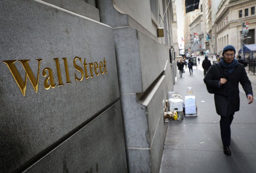 Warga berjalan di Wall St. di seberang New York Stock Exchange (NYSE) di New York, AS, 10 Januari 2019. REUTERS / Brendan McDermid