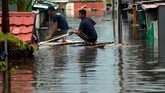 Sedangkan di Kabupaten Pangkajene Kepulauan dan Janeponto, banjir terjadi karena curah hujan yang tinggi dalam beberapa hari terakhir. (ANTARA FOTO/Abriawan Abhe/foc)