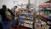 Para PNS AS terpaksa meminta bahan makanan di dapur umum untuk menghemat pengeluaran. (REUTERS/Brian Snyder)