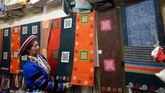 Para wanita bisa mendapatkan hingga US$ 170 per bulan, upah yang layak di provinsi Ha Giang yang miskin. (Nhac NGUYEN / AFP)