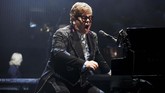 Semua penonton berdiri untuk Goodbye Yellow Brick Road yang jadi lagu terakhir. Mereka bertepuk tangan meriah, memberi penghargaan kepada seorang pria bernama Elton John yang telah mendedikasikan hidupnya pada musik selama puluhan tahun. (REUTERS/Mario Anzuoni)