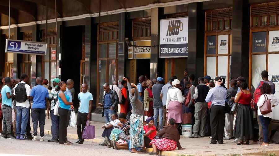 Orang-orang mengantri untuk mengambil uang tunai di luar bank di Harare, Zimbabwe, 19 Januari 2019. REUTERS / Philimon Bulawayo