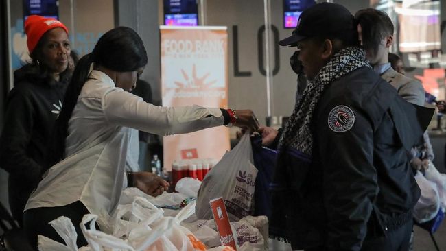 Pemerintah Tutup, PNS AS Belum Digaji Antre di Dapur Umum