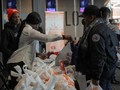 Pemerintah Tutup, PNS AS Belum Digaji Antre di Dapur Umum