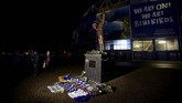 Patung Fred Keenor menjadi salah satu tempat yang dipenuhi barang-barang simbolis tanda berdoa dan bersimpati kepada Sala. (REUTERS/Rebecca Naden)