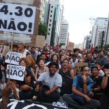 Tarif Bus Naik, Warga Brasil Demo Padati Sao Paulo