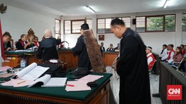 Barang Bukti Dihadirkan di Sidang Bobotoh Penganiaya Haringga