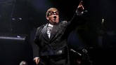 Kemampuan vokalnya boleh jadi tak seprima dulu, tetapi lagu-lagu klasik seperti Rocket Man, Tiny Dancer dan Your Song tetap memiliki daya magis yang kuat. (REUTERS/Mario Anzuoni)