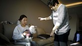 Kang dan istrinya mengatakan bahwa punya anak berarti butuh biaya mahal dan punya banyak tekanan. (REUTERS/Kim Hong-Ji)
