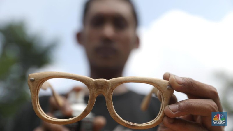 Kacamata kayu hasil buatannya dijual dengan harga Rp 200 ribu hingga Rp 500 ribu per buah.