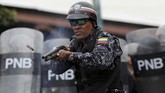 Aksi besar-besaran ini bermula ketika 27 tentara menyatakan membelot dari Maduro dan mengajak masyarakat untuk mendukung mereka dengan menggelar aksi pada Senin (21/1). (Reuters/Manaure Quintero)