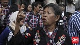 Ahoker tersebut berasal dari sejumlah daerah di Jakarta, Bogor, Tangerang, Depok, dan Bekasi. Mereka datang ke Mako Brimob, Depok mengenakan baju kotak-kota. Pakaian yang identik dengan Basuki Tjahaja Purnama alias Ahok. (CNN Indonesia/Andry Novelino)
