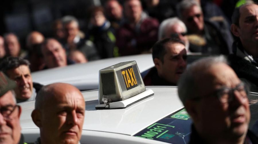 Striking taxi drivers protest outside IFEMA fairgrounds during a taxi strike against regulation of ride-hailing and car-sharing services such as Uber and Cabify in Madrid, Spain, January 24, 2019. REUTERS/Susana Vera