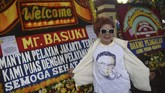 Pendukung mantan Gubernur DKI Jakarta Basuki Tjahaja Purnama atau Ahok mendatangi Mako Brimob Kelapa Dua, di Depok, Jabar, Kamis (24/1). Mereka memberi dukungan moril kepada Ahok yang resmi bebas dari penjara usai menjalani hukuman penodaan agama. (ANTARA FOTO/Akbar Nugroho Gumay).