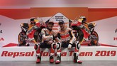 Marc Marquez dan Jorge Lorenzo berpose di depan sepeda motor Honda RC213V 2019. Menjadi rekan setim Marquez, Lorenzo mengaku teringat musim 2008 ketika kali pertama satu tim dengan Valentino Rossi. (REUTERS/Susana Vera)