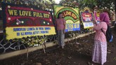 Tak hanya memberikan dukungan moril untuk Ahok. Para pendukung juga menggunakan momentum hari kebebasan Ahok untuk mengabadikan momen ini. Salah satunya dengan berfoto di dekat karangan bunga. (ANTARA FOTO/Akbar Nugroho Gumay/aww).