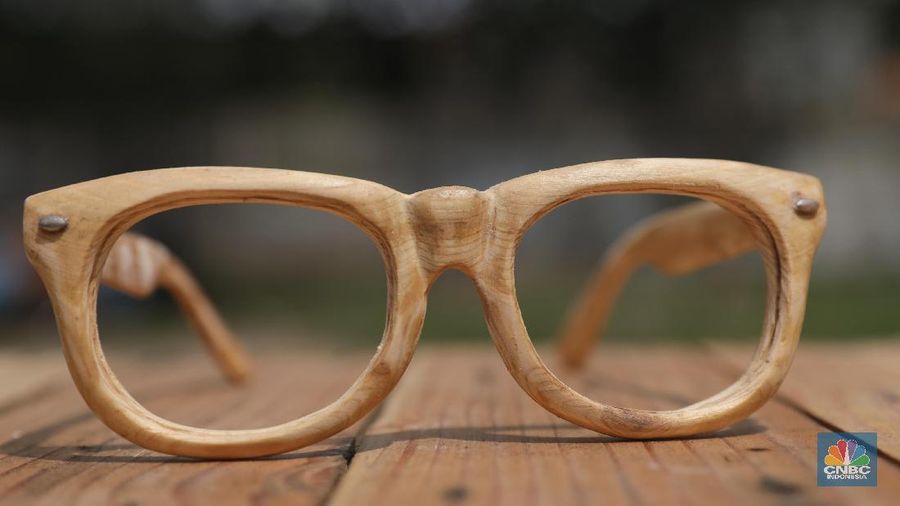 Kacamata kayu hasil buatannya dijual dengan harga Rp 200 ribu hingga Rp 500 ribu per buah.