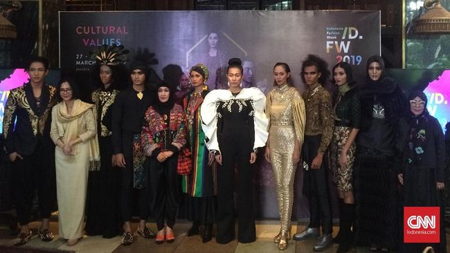Pesona Kalimantan Lewat Fesyen di Indonesia Fashion Week 2019