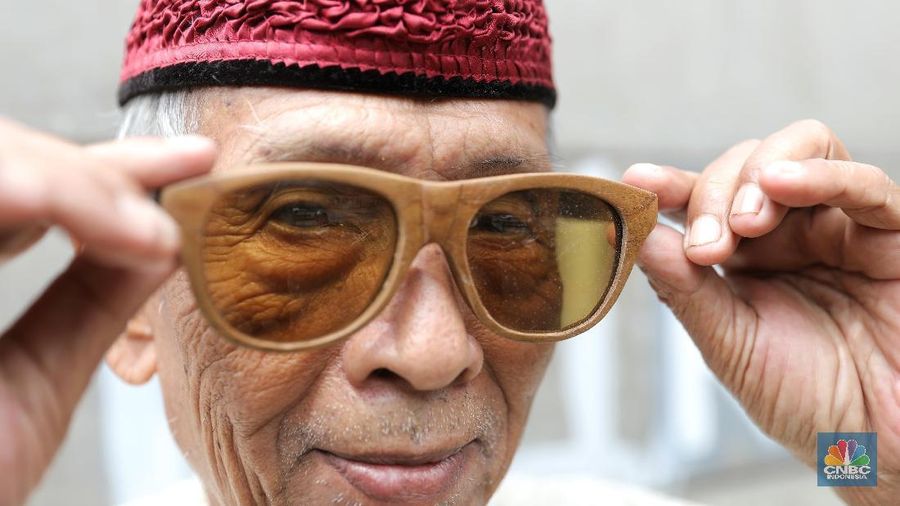 Perajin menyelesaikan pembuatan kacamata yang terbuat dari limbah kayu di Workshop Urat Kayu, Kawasan Pamulang, Tangerang Selatan(24/1/2019).  Berbekal pengetahuan mengenai mengolah kayu dari palet, David bersama kakanya mencoba tantangan baru untuk membuat kacamata dari limbah kayu. (CNBC Indonesia/Andrean Kristianto)