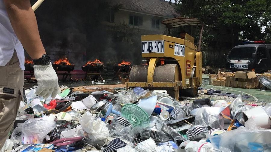 Total nilai produk yang melanggar ditaksir mencapai Rp 99 miliar dengan komposisi produk impor mayoritas berasal dari China.
