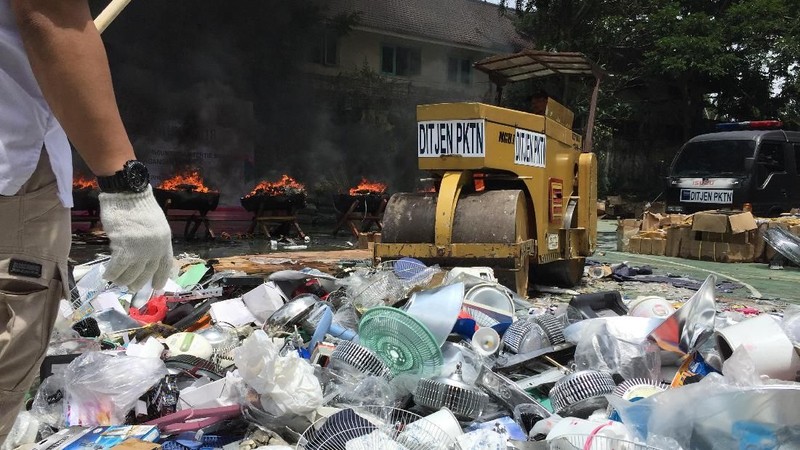 Total nilai produk yang melanggar ditaksir mencapai Rp 99 miliar dengan komposisi produk impor mayoritas berasal dari China.
