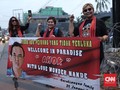 Emak-emak Sambut Ahok Bebas: 'Wellcome in Paradise'