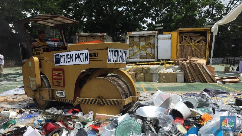 Total nilai produk yang melanggar ditaksir mencapai Rp 99 miliar dengan komposisi produk impor mayoritas berasal dari China.