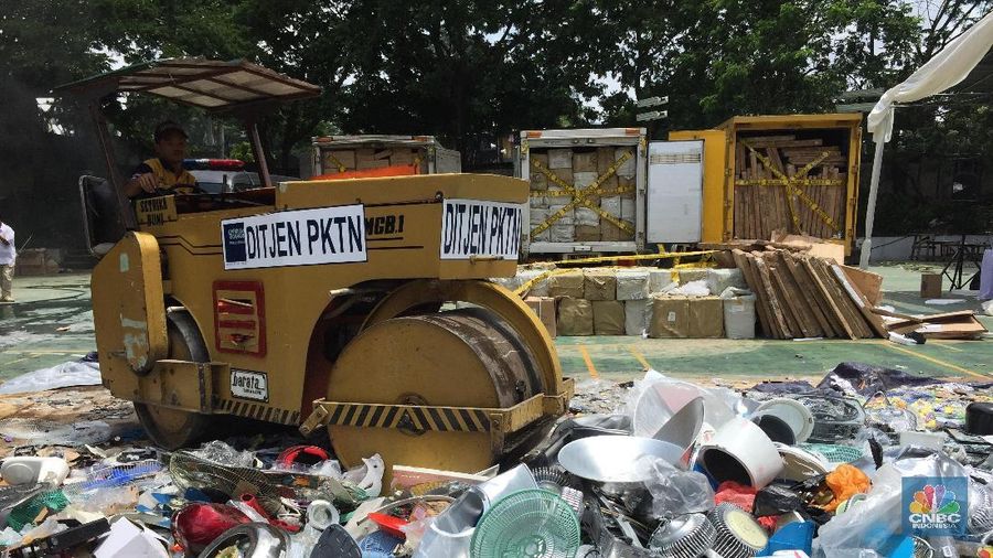 Kementerian Perdagangan memusnahkan berbagai produk hasil pengawasan barang beredar sepanjang 2018 yang tidak memenuhi aturan, Kamis (24/1/2019).