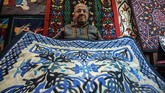 Namun masih ada harapan. Sejak akhir 2017, para turis mulai kembali ke Mesir dan menumbuhkan asa bagi para perajin asli yang semakin giat melestarikan seni Khayamiya. (Photo by Mohamed el-Shahed / AFP)