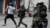 Kepolisian anti-huru-hara langsung bergerak dan berkonfrontasi langsung dengan pengunjuk rasa di Caracas. (Reuters/Carlos Garcia Rawlins)