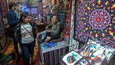 Namun saat ini seiring kemajuan teknologi, permintaan akan tenda Mesir ini semakin berkurang dan menimbulkan kekhawatiran di kalangan perajin mengenai pekerjaan mereka. (Photo by Mohamed el-Shahed / AFP)