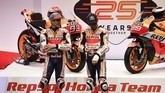 Marc Marquez dan Jorge Lorenzo berdiri berdampingan dalam sesi tanya jawab peluncuran tim dan sepeda motor Repsol Honda untuk MotoGP 2019. (PIERRE-PHILIPPE MARCOU / AFP)
