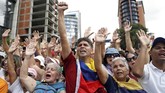 Rakyat pun turun ke jalan dan unjuk rasa memanas pada Selasa (22/1). Demonstrasi di Caracas dan negara bagian perbatasan, Bolivar, mulai ricuh memasuki Rabu dini hari. (Reuters/Carlos Garcia Rawlins)